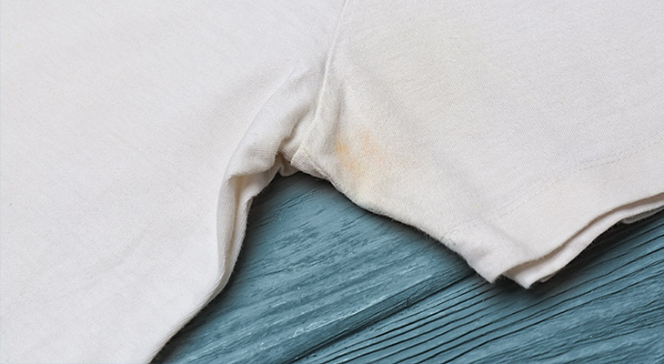 ¿Cómo quitar las manchas amarillas de las axilas en las playeras blancas?