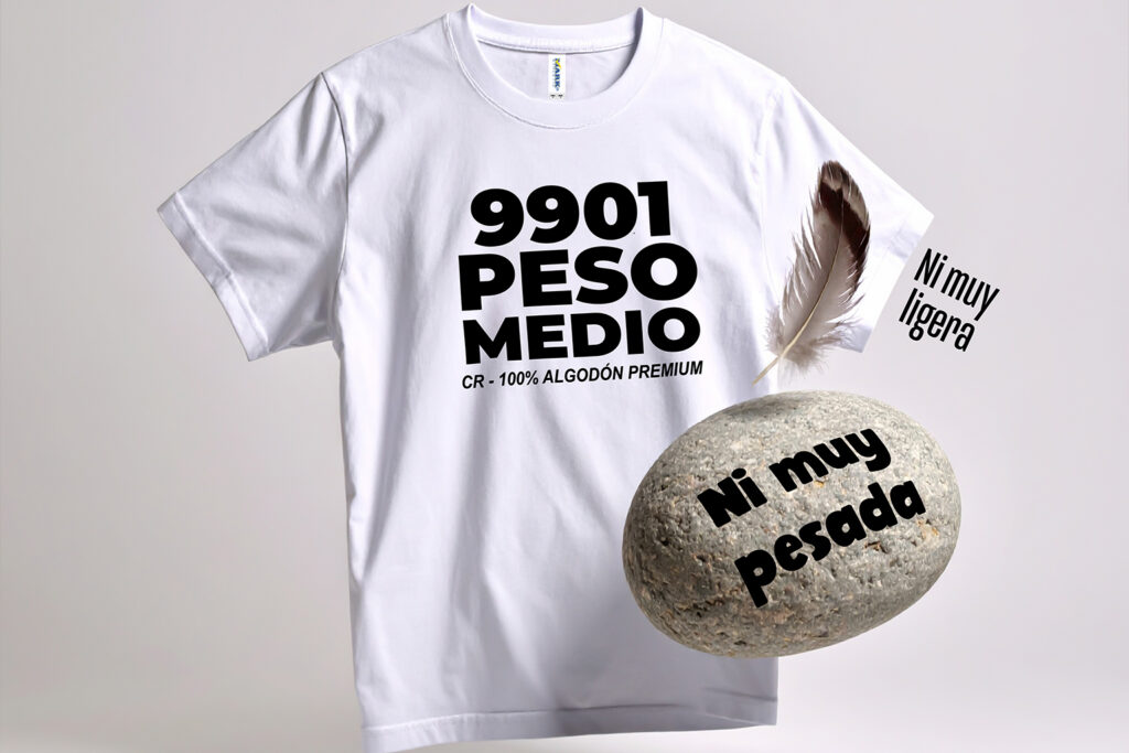 Playera 9901 peso medio blanca con mensaje “ni muy pesada ni muy delgada”, mostrando su balance ideal entre comodidad y estructura.