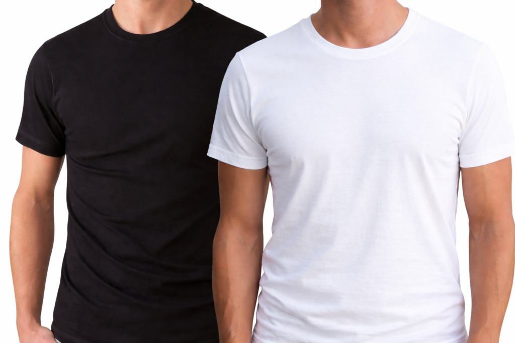 Torsos de dos hombres usando playeras lisas: una playera negra de cuello redondo y una playera blanca de cuello redondo, fotografía de muestra para catálogo de playeras.