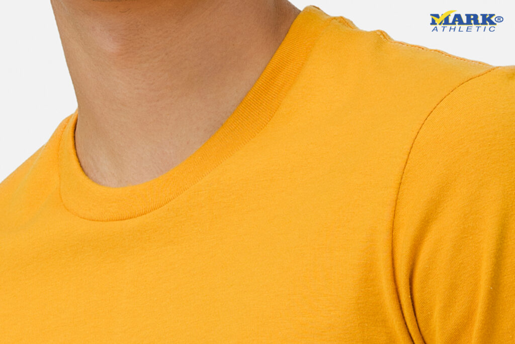 Detalle de costura reforzada en el cuello de una playera de algodón de alta calidad