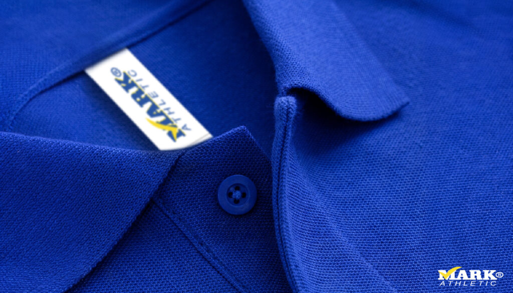 Detalle de tela piqué, cuello y botón de la playera polo 1451 azul rey de Playeras Mark para uniformes y bordado