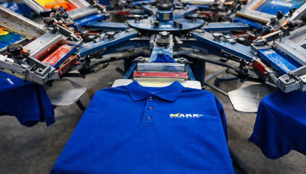 Playera 1451 tipo polo azul rey en pulpo de serigrafía con logo Mark Athletic Playeras Mark