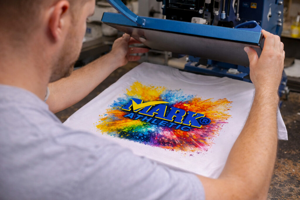 Resultado final de sublimación en playera blanca con logo de Mark Athletic a color