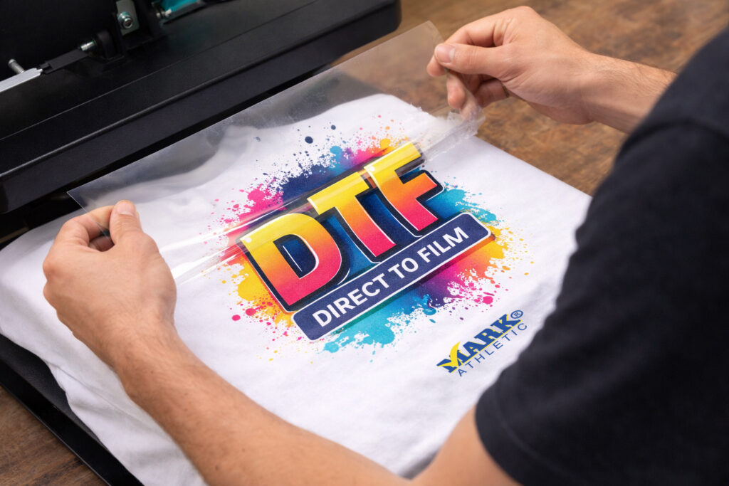 Proceso de estampado DTF aplicando diseño sobre una playera Mark mediante la técnica Direct to Film