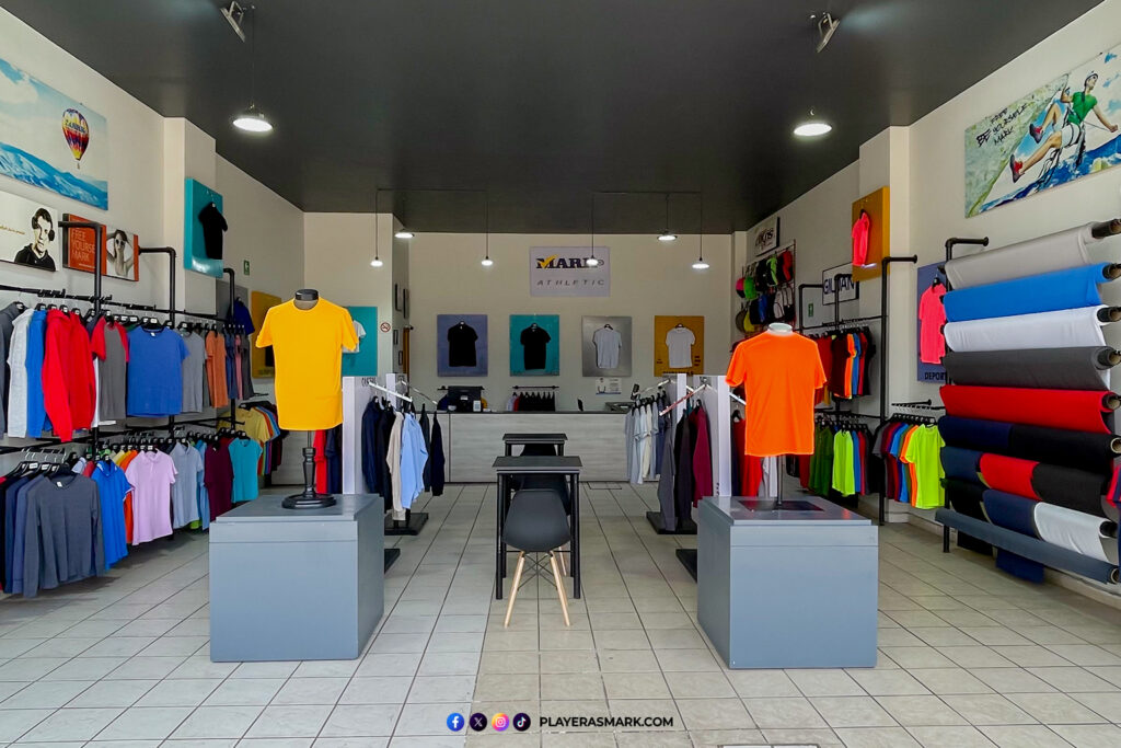 Tienda de Playeras Mark Athletic con exhibición de playeras en distintos colores para mayoreo