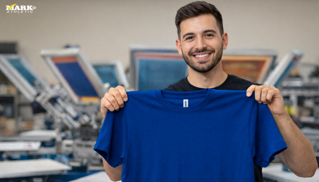 Persona mostrando una playera azul ideal para serigrafía en México