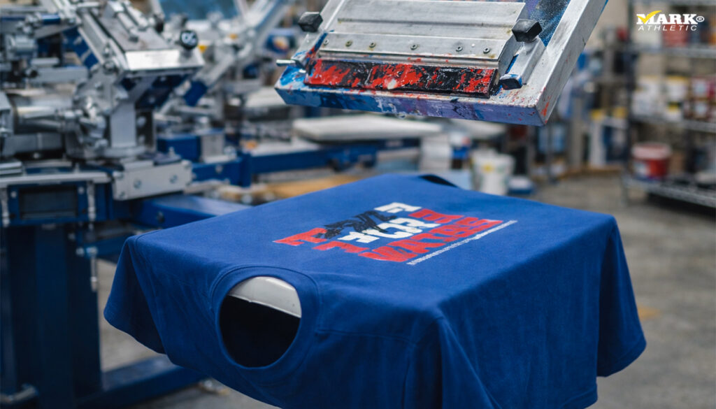 Playera azul siendo estampada en un pulpo de serigrafía en México